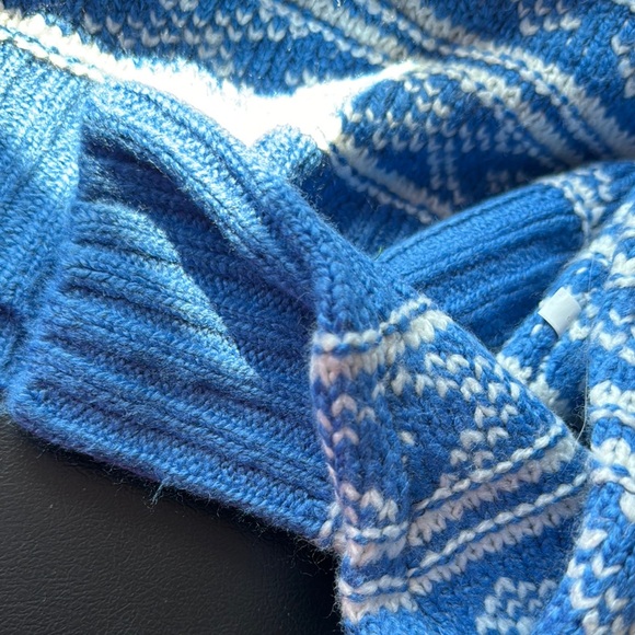 American Eagle Outfitters Blue and White patterned knit sweater - Picture 8 of 8